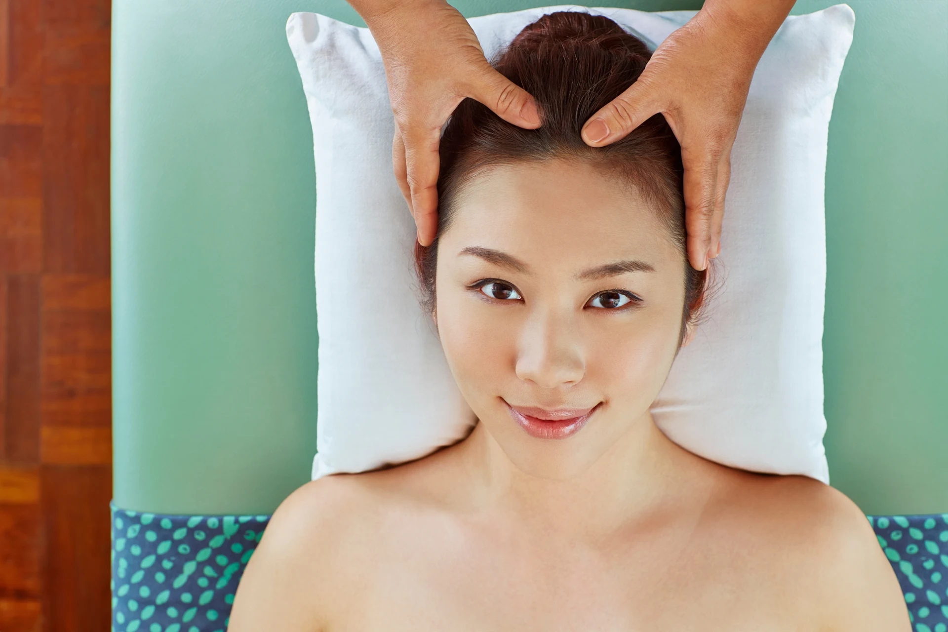 Diese japanische Technik regt das Haarwachstum besser an als das Einmassieren. Wenden Sie sie bei jeder Haarwäsche an.