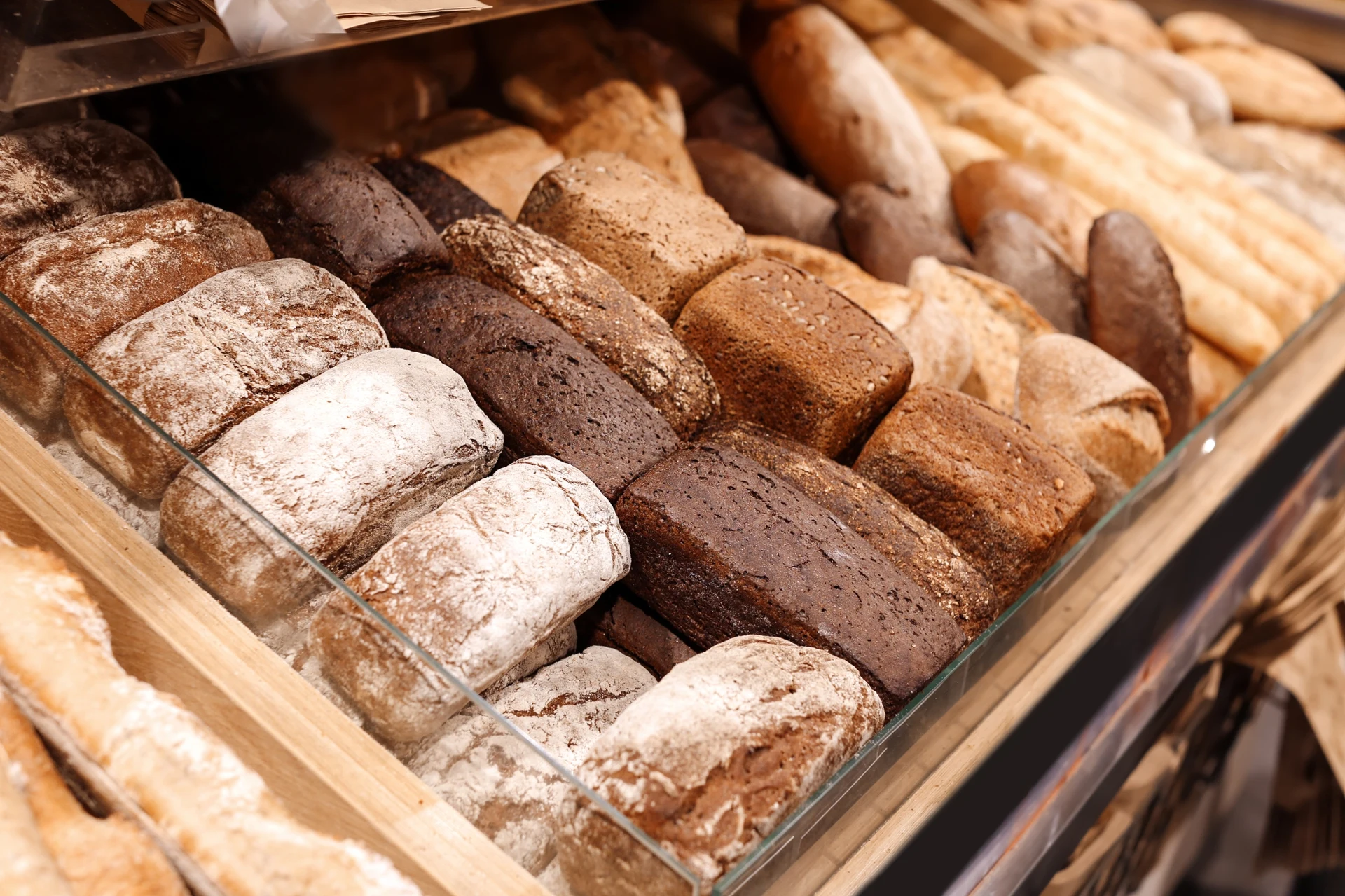 Glauben Sie, dass dunkles Brot immer gesund ist? Überprüfen Sie, was sich tatsächlich in Ihrem Einkaufskorb befindet.