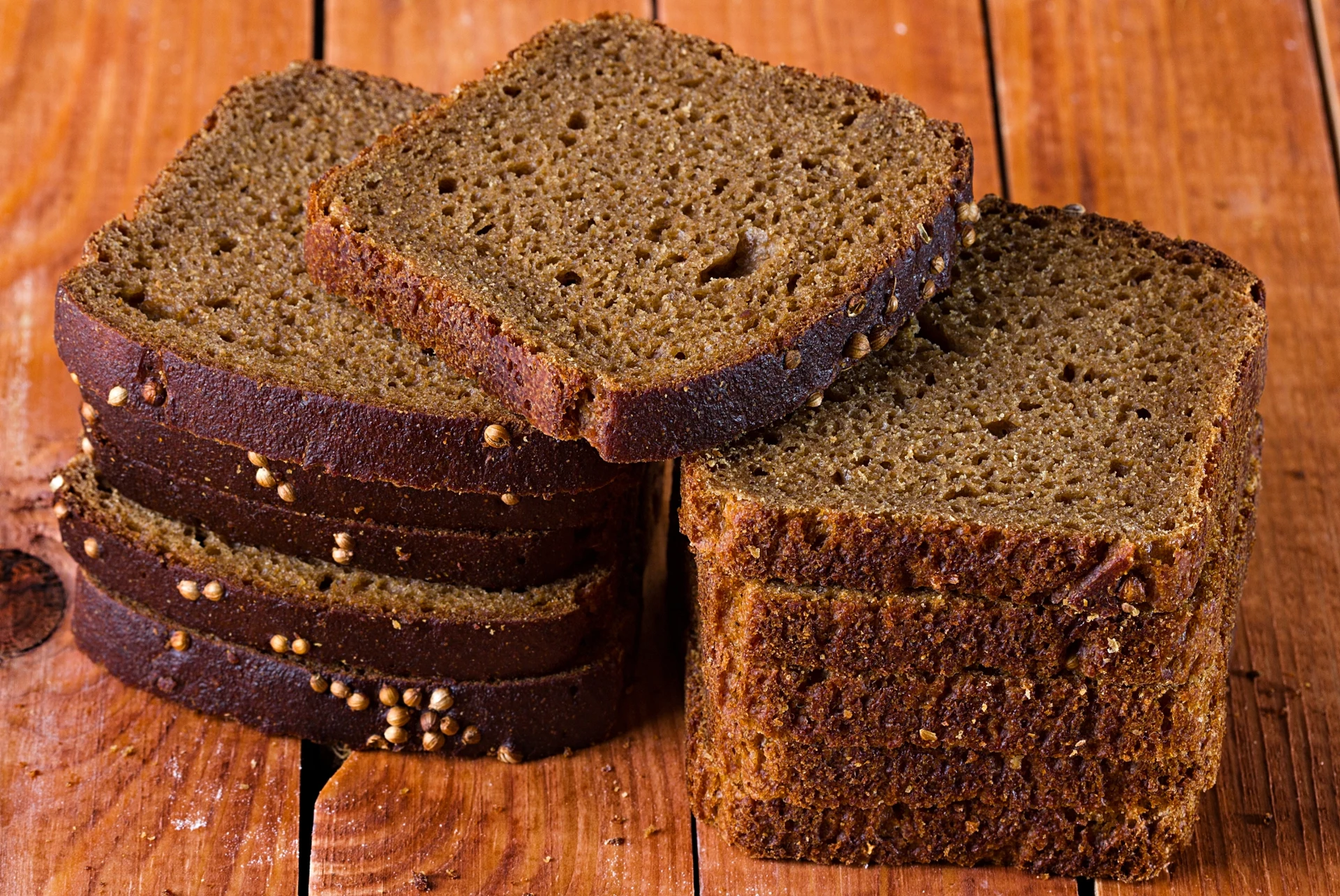 Glauben Sie, dass dunkles Brot immer gesund ist? Überprüfen Sie, was sich tatsächlich in Ihrem Einkaufskorb befindet.