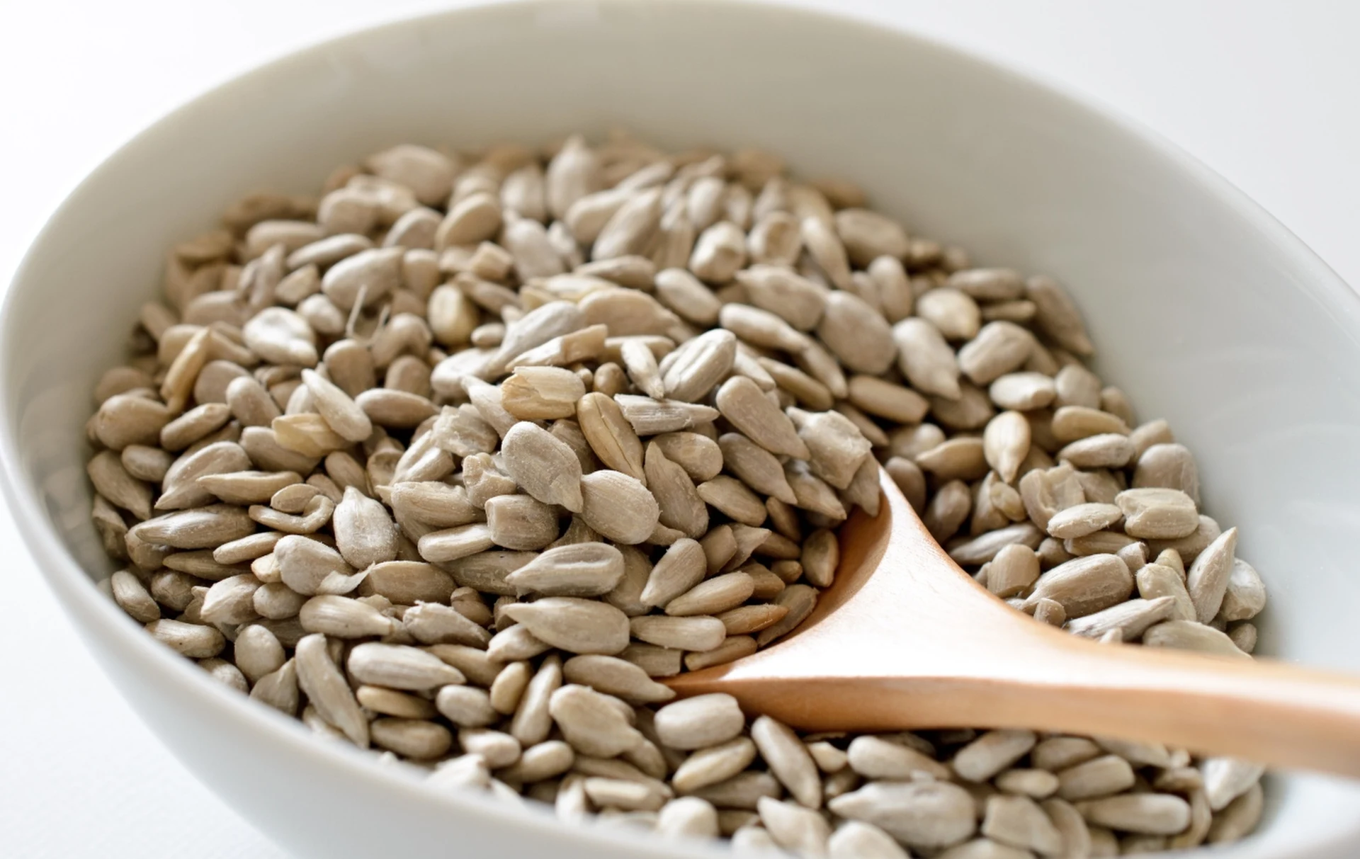 Drei Esslöffel pro Tag reichen aus. Sonnenblumenkerne schützen vor arteriosklerotischen Veränderungen und senken den Blutzuckerspiegel.
