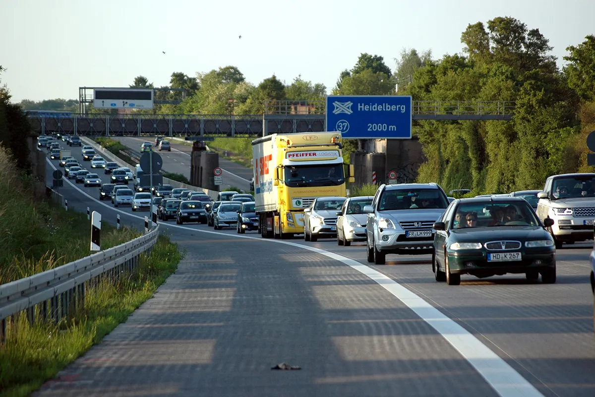 Die Autobahn A3 in Deutschland ist komplett gesperrt. Die Straße bleibt für mehrere Tage unpassierbar.