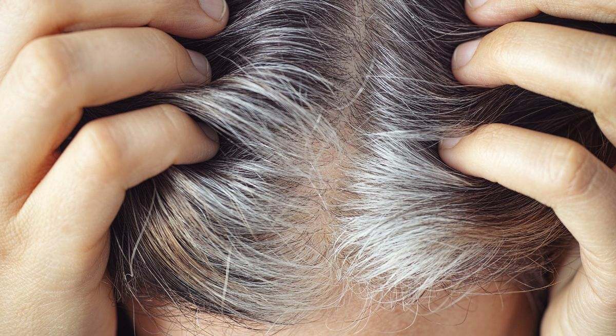 Warum man Natriumbikarbonat und Rosmarin auf graues Haar auftragen sollte und wie man das effektiv macht