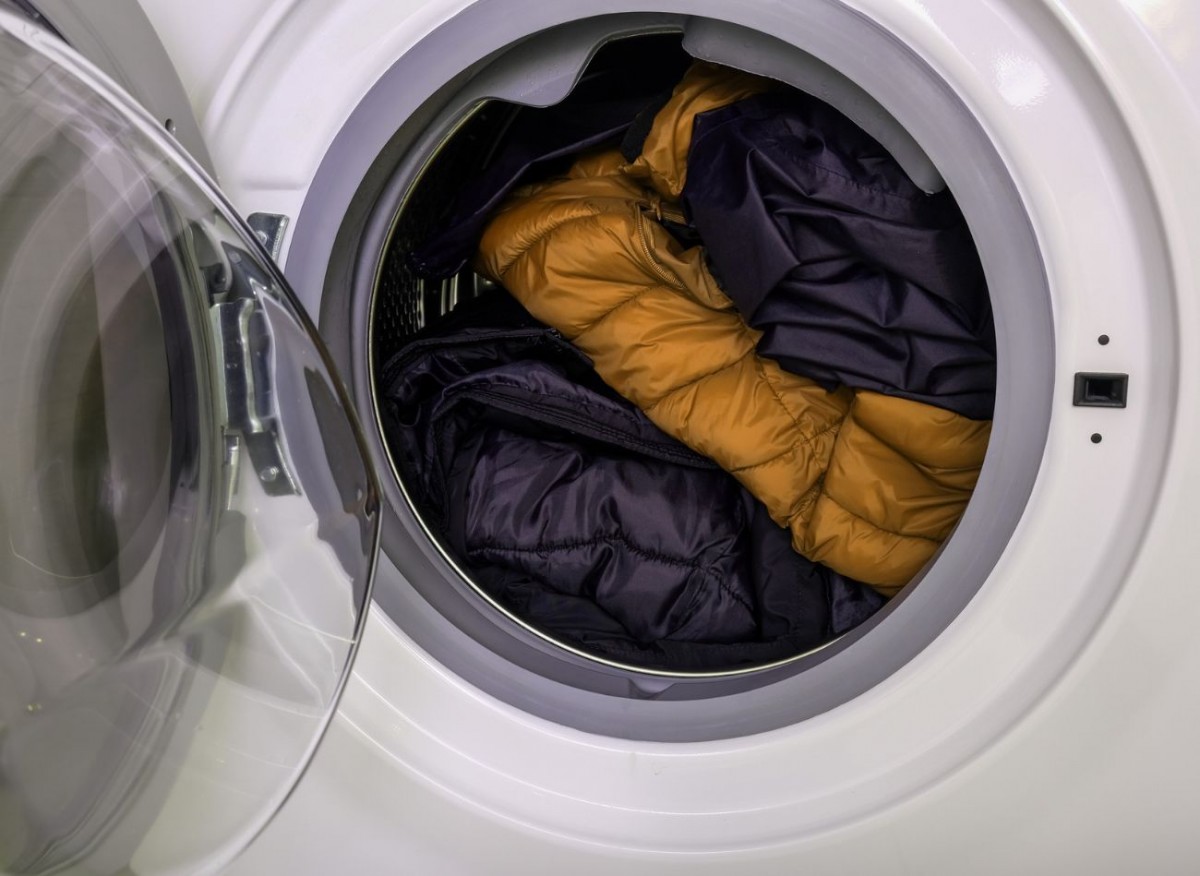 Wie wäscht man eine Daunenjacke, ohne sie zu beschädigen? Sauber, duftend und ohne zerknitterte Federn