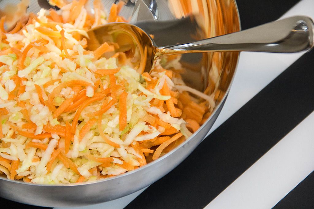 Es ist kein Kohlsalat mehr. Diese Vitaminbombe hat meine Küche erobert und verschwindet innerhalb einer Minute vom Tisch.