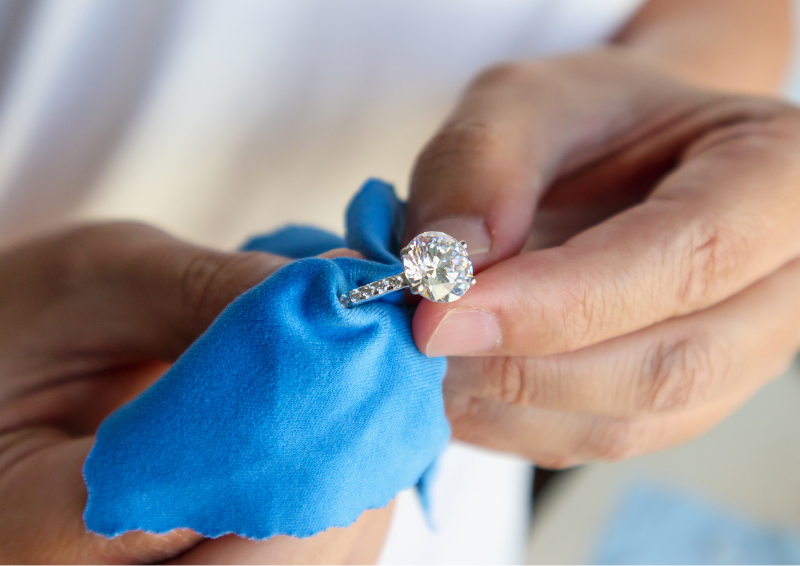 Keine Flüssigkeit vom Juwelier reinigt Silber so gut. Nach ein paar Minuten im Bad sieht Ihr Schmuck wieder wie neu aus.