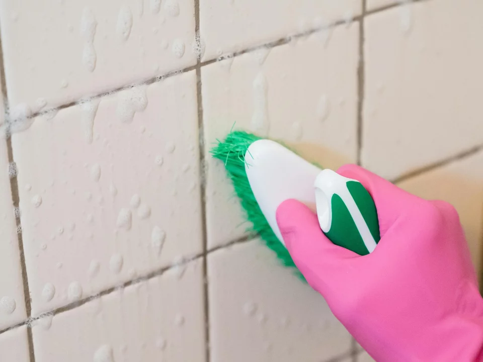 Mischen Sie die 3 Zutaten und tragen Sie sie auf die Fugen auf. Nach 15 Minuten sehen sie aus wie neu.