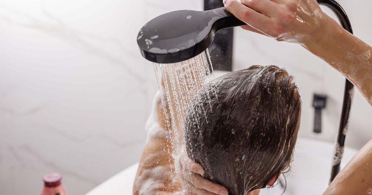 Wie man sein Haar zu Hause wäscht, um Fett von den Haarwurzeln zu entfernen, ohne die Haarspitzen zu beschädigen und ohne an Haardichte zu verlieren