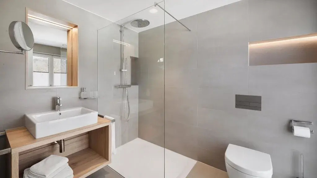 Ein neuer Trend in der Badezimmergestaltung bricht alle Popularitätsrekorde. Vergessen Sie Fliesen und Fugen