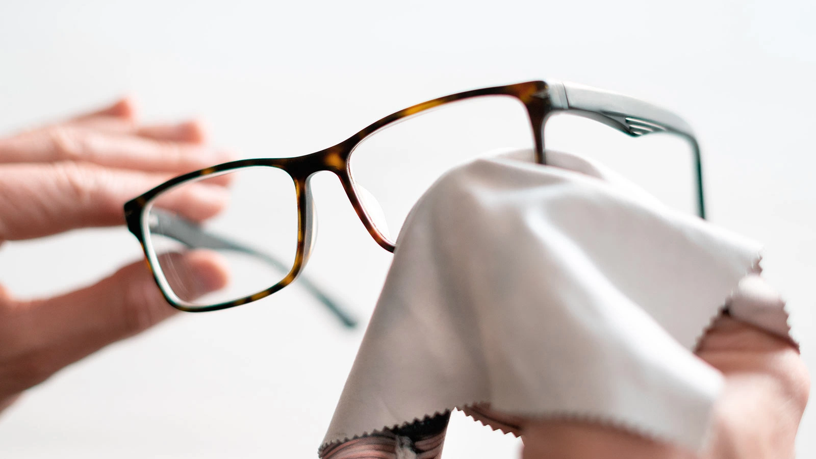 Weder Scheibenwischer noch Seife: Ein einfacher Trick, um Kratzer von Brillen zu entfernen und sie wie neu aussehen zu lassen