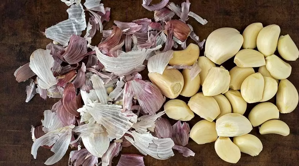 Wer Knoblauchschalen hat, hat einen Schatz: Warum sollte man sie ins Wasser legen und wozu ist das gut?