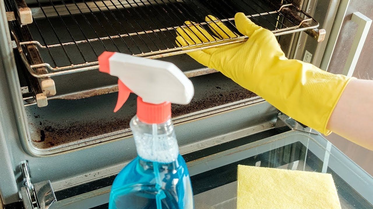 Wie man einen Backofen mit einer Spülmaschinentablette reinigt, damit er makellos sauber und fettfrei wird