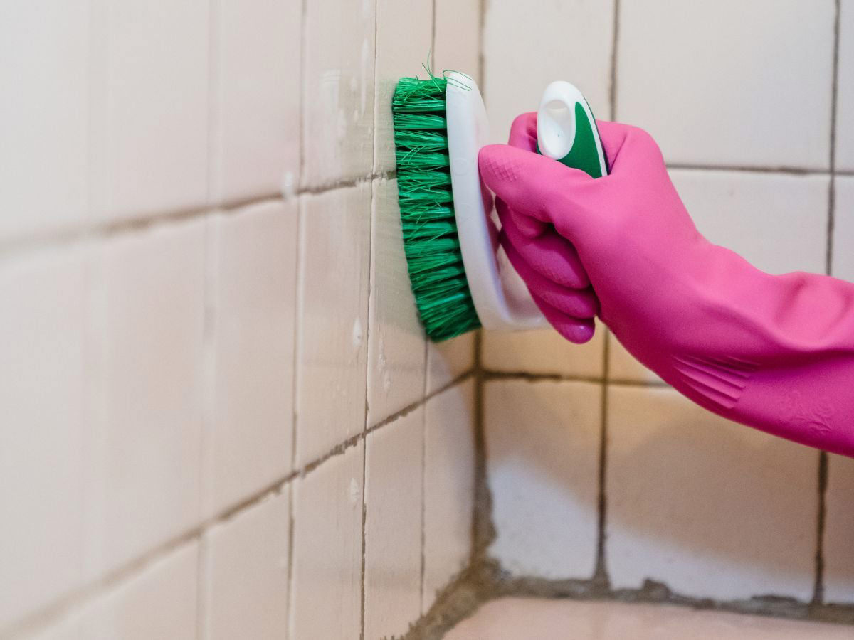 Mischen Sie die 3 Zutaten und tragen Sie sie auf die Fugen auf. Nach 15 Minuten sehen sie aus wie neu.