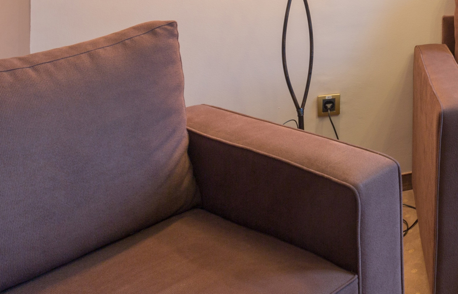 Sessel verschwinden aus den Wohnzimmern. Sie wurden durch einen neuen Designtrend ersetzt, der bequemer und praktischer ist.