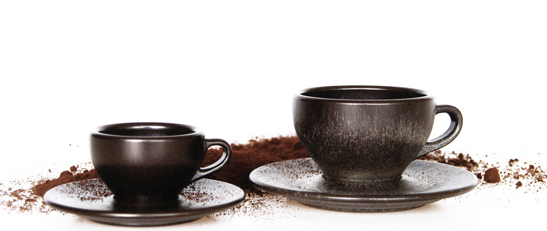 Anstatt den Kaffeesatz wegzuwerfen, lege ich ihn auf einen Schwamm. Ich benutze keine Metallbürste mehr.