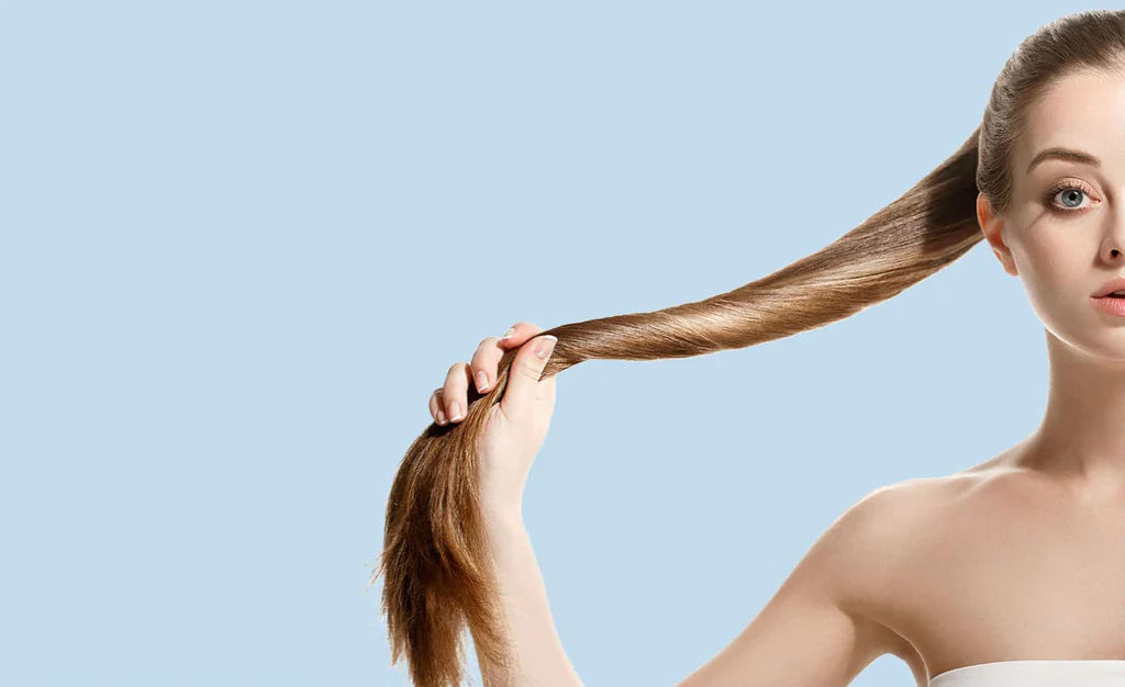 Diese japanische Technik regt das Haarwachstum besser an als das Einmassieren. Wenden Sie sie bei jeder Haarwäsche an.