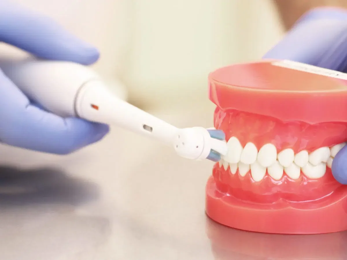 Der Zahnarzt erklärt, wie man Zähne richtig putzt: „Zuerst muss man Zahnseide verwenden ...“