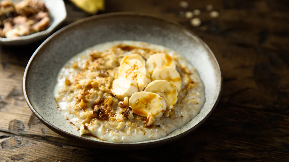 Haferflocken ohne Kochen. Das Frühstück bereitet sich von selbst zu, während Sie duschen