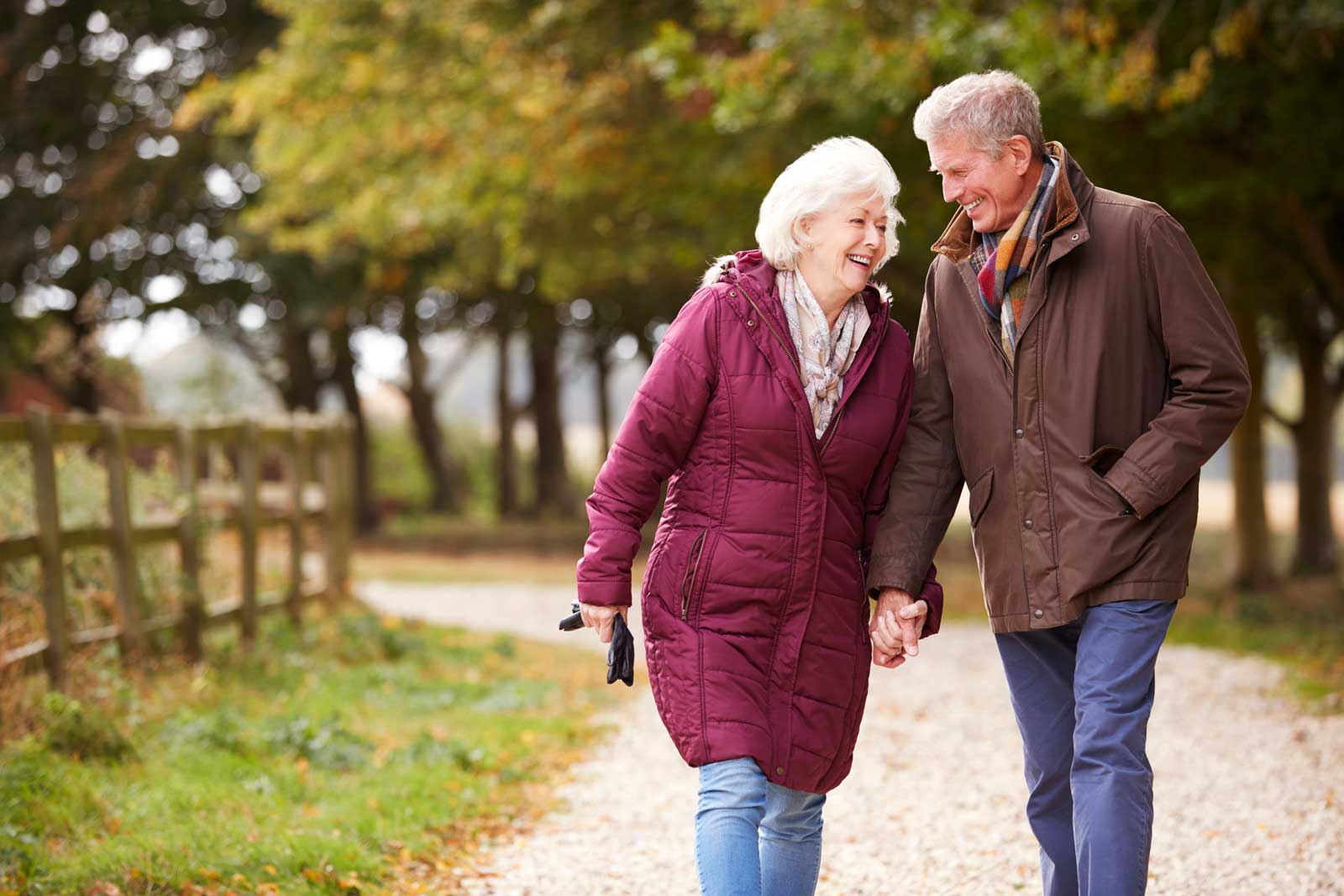 Spaziergänge nach dem 60. Lebensjahr sind sehr gut, aber Experten empfehlen, diesen Sport zu betreiben