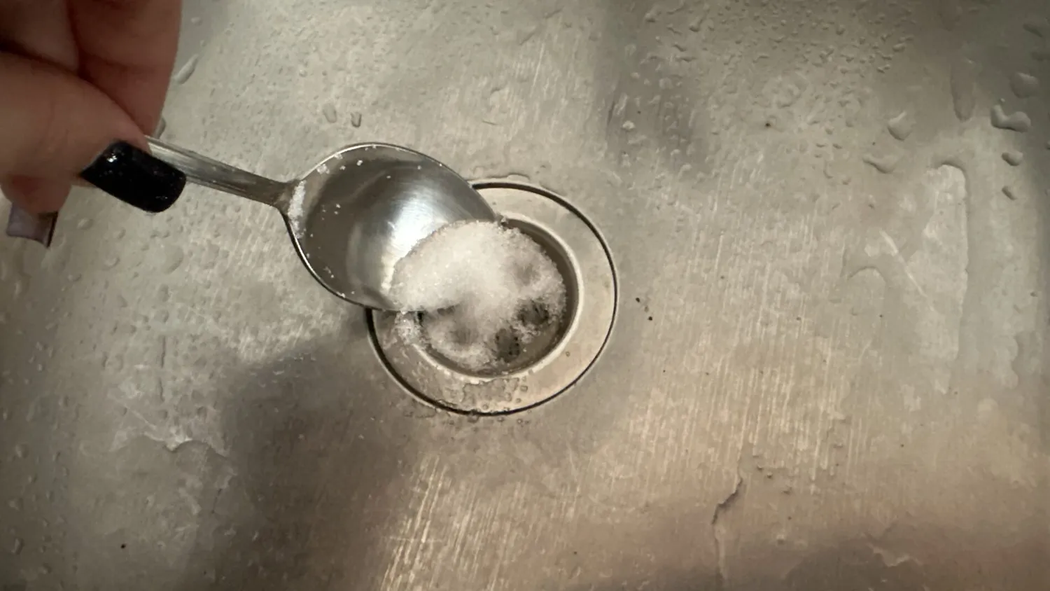 Dieser von Klempnern empfohlene Trick ermöglicht es Ihnen, Abflüsse ohne Essig oder Backpulver zu reinigen.