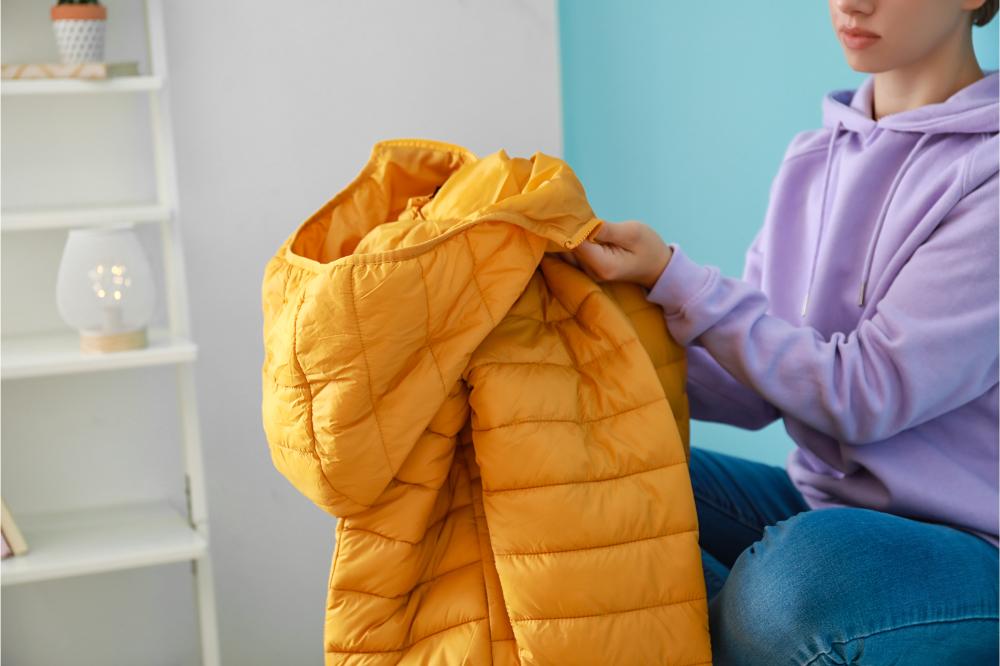 Wie wäscht man eine Daunenjacke, ohne sie zu beschädigen? Sauber, duftend und ohne zerknitterte Federn