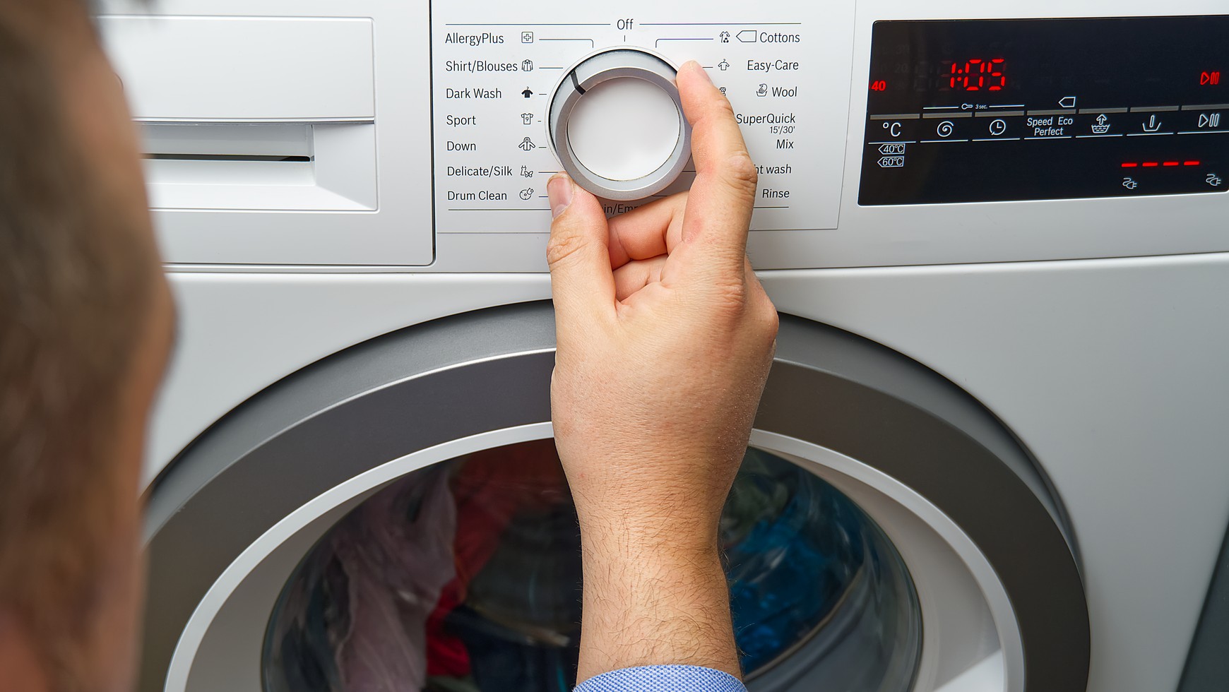 Man sagt, dass es eine Bleichbombe ist. Geben Sie zwei Esslöffel in die Waschmaschine, und es wirkt besser als Bleichmittel.