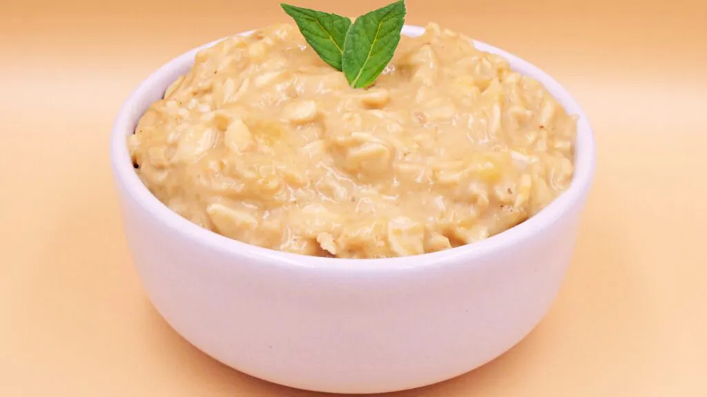 Haferflocken ohne Kochen. Das Frühstück bereitet sich von selbst zu, während Sie duschen