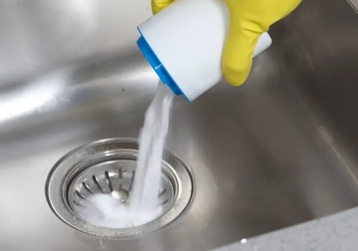 Füllen Sie das Spülbecken, gießen Sie Wasser hinein und verschließen Sie den Abfluss mit einem Tuch. Reinigen Sie das Spülbecken innerhalb von 10 Minuten. Das Wasser wird in Sekundenschnelle abfließen. So reinigen Sie einen verstopften Abfluss