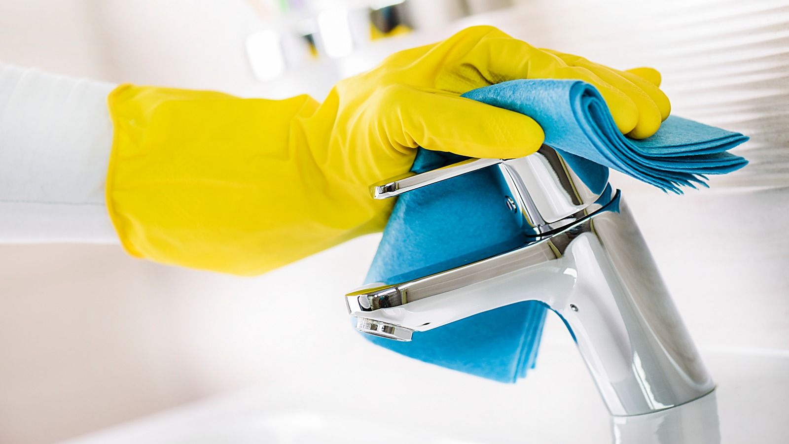 Tragen Sie das Mittel auf den Wasserhahn auf, und Sie werden keine Flecken mehr sehen. Es schützt verchromte Armaturen besser vor Ablagerungen als Imprägniermittel. Wasserhahn reinigen