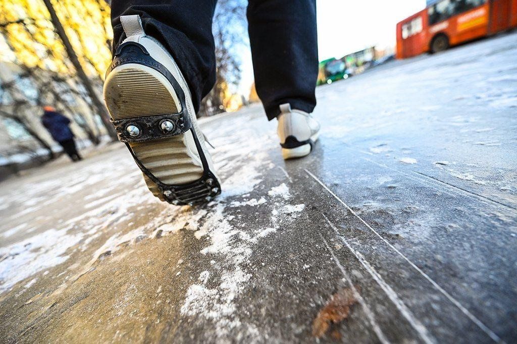 Ein paar Striche genügen: Was Sie auf die Sohlen Ihrer Schuhe auftragen sollten, damit sie auf Eis festen Halt haben