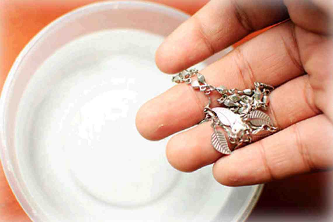 Keine Flüssigkeit vom Juwelier reinigt Silber so gut. Nach ein paar Minuten im Bad sieht Ihr Schmuck wieder wie neu aus.