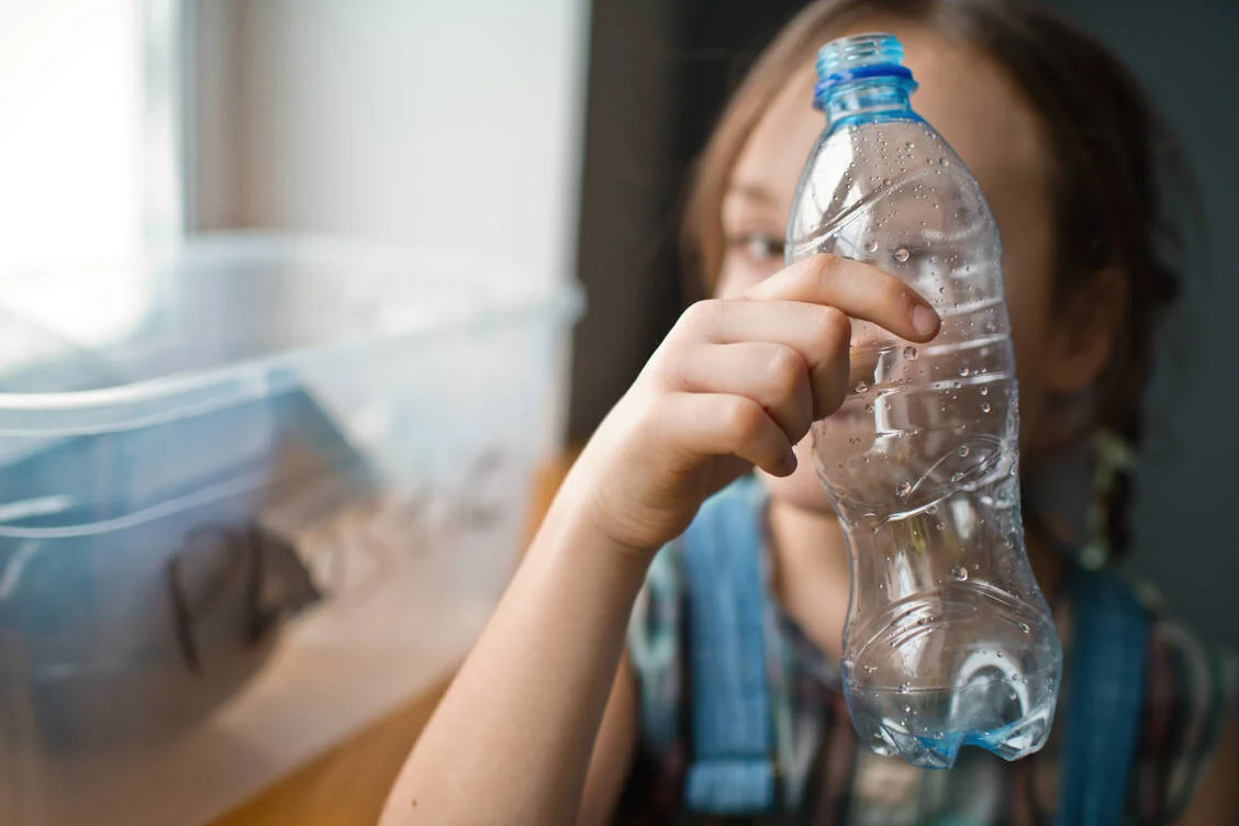 Ich schneide eine Plastikflasche auf – und jede Verstopfung fliegt mit einem Zischen heraus: Ich mache das schon seit Jahren so – ich habe Saugglocken und Klempner längst vergessen.