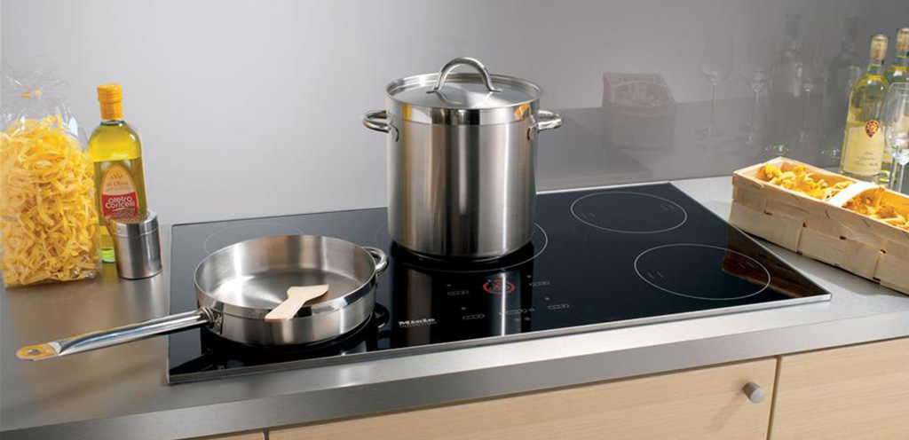 Es ist wie Zauberei: Sie benötigen nur eine Zutat, um Ihre Glaskeramikherdplatte wie neu aussehen zu lassen, ohne schrubben zu müssen.