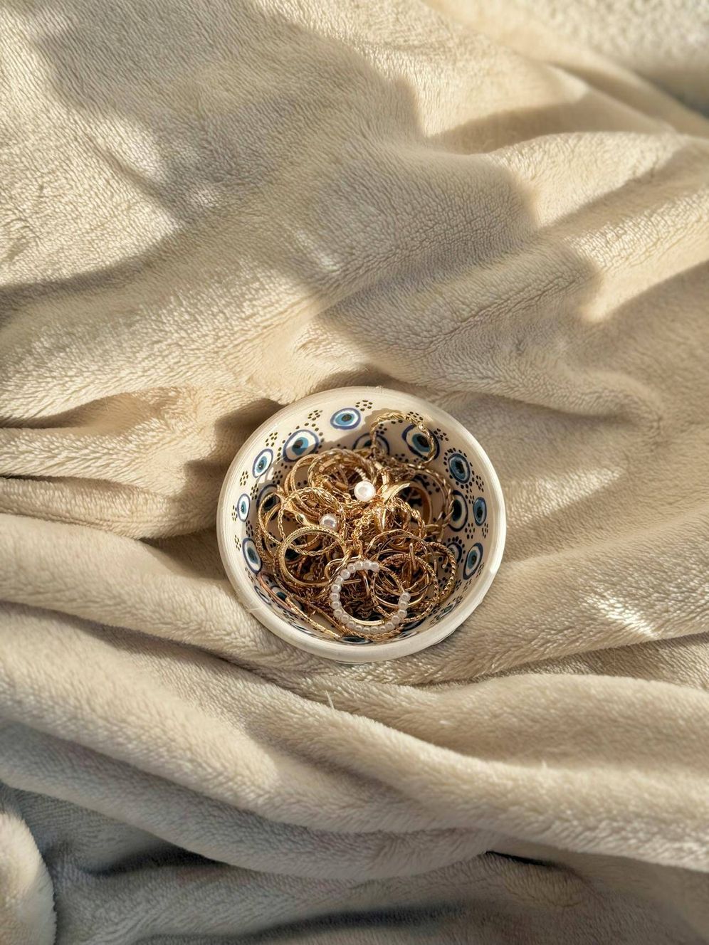 Ein einfacher Trick zum Reinigen von Modeschmuck: Er wird wieder wie neu