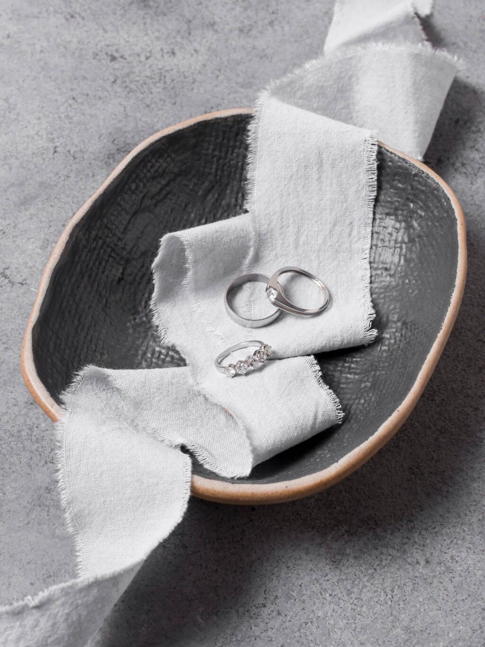 Ein einfacher Trick zum Reinigen von Modeschmuck: Er wird wieder wie neu