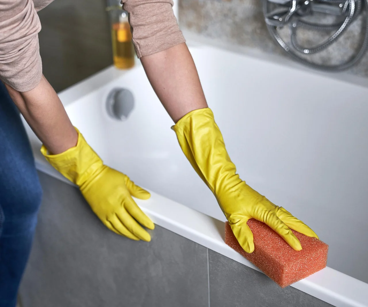 Eine saubere Badewanne ohne mühsames Schrubben. Geben Sie einfach das Reinigungsmittel hinein, und Kalkablagerungen und Flecken sind kein Albtraum mehr für Sie. Die Oberfläche der Badewanne wird so sauber sein, dass Sie Lust bekommen, darin zu baden.