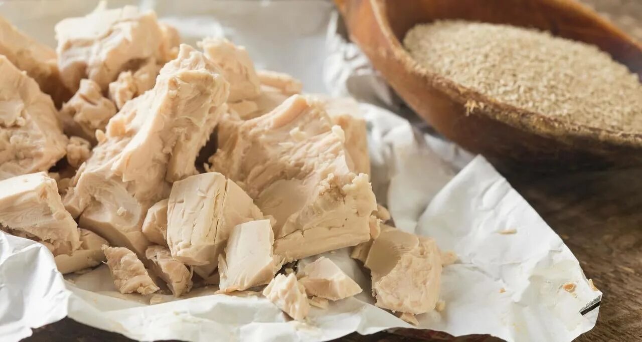 Ende Oktober gieße ich die Erdbeeren mit diesem Dünger – und im Frühjahr blühen sie so üppig, dass man die Blätter kaum noch sehen kann.