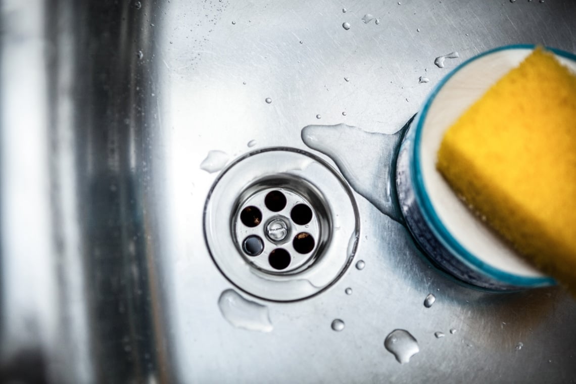 Dieser von Klempnern empfohlene Trick ermöglicht es Ihnen, Abflüsse ohne Essig oder Backpulver zu reinigen.