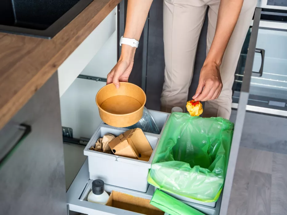 Ein Stück Brot beseitigt unangenehme Gerüche aus dem Mülleimer. Dieser Trick verdient eine Goldmedaille.