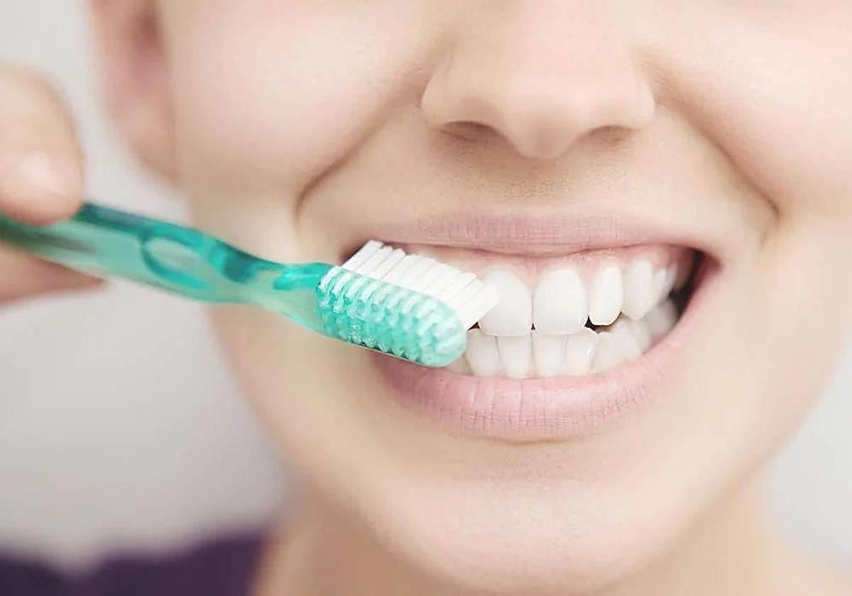 Der Zahnarzt erklärt, wie man Zähne richtig putzt: „Zuerst muss man Zahnseide verwenden ...“