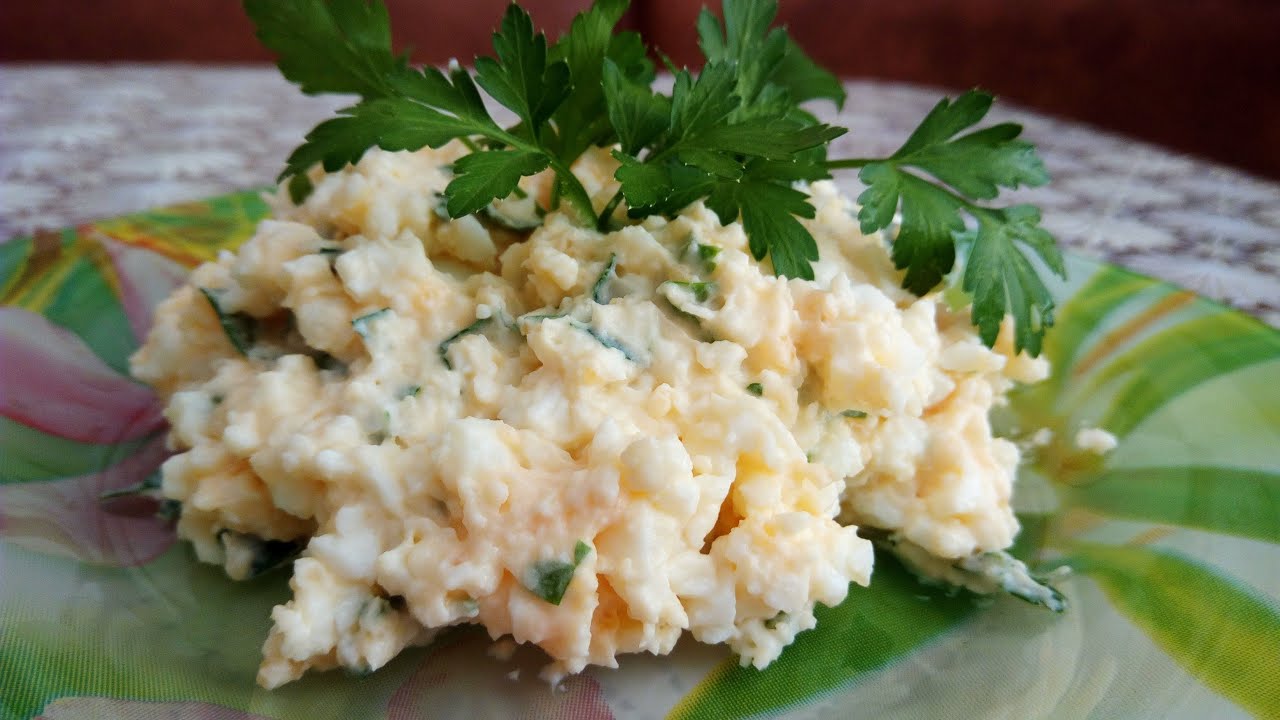 Ich nehme Eier und Quark. Nach 10 Minuten ist mein leckerer Salat zum Frühstück fertig.