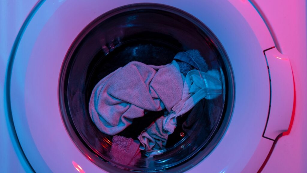 Deshalb legen immer mehr Menschen eine Plastiktüte in die Waschmaschine