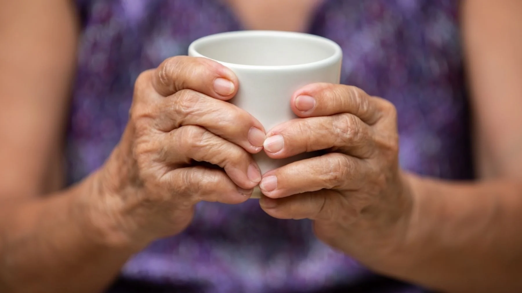 Hundertjährige Menschen trinken regelmäßig. Das ist das Rezept für ein langes Leben