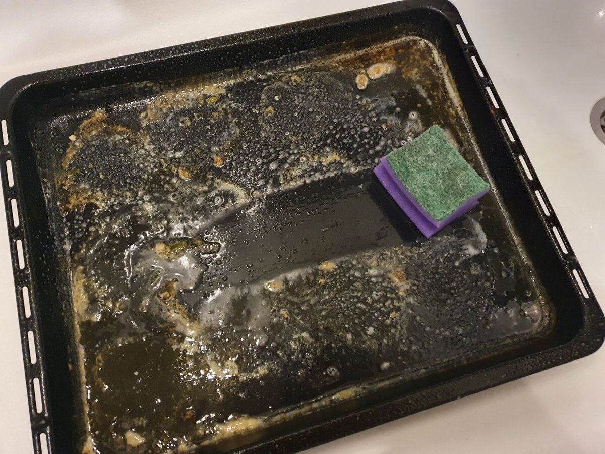 Nur so reinige ich ein verschmutztes Backblech aus dem Ofen. Ein einfacher Trick lässt es wie neu glänzen