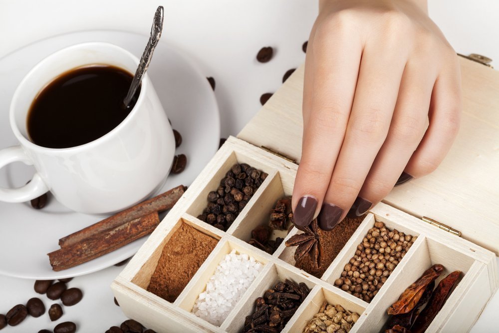 Fügen Sie es Ihrem Kaffee hinzu. Es wärmt angenehm und bringt den Stoffwechsel auf Hochtouren.
