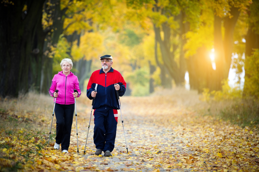 Spaziergänge nach dem 60. Lebensjahr sind sehr gut, aber Experten empfehlen, diesen Sport zu betreiben
