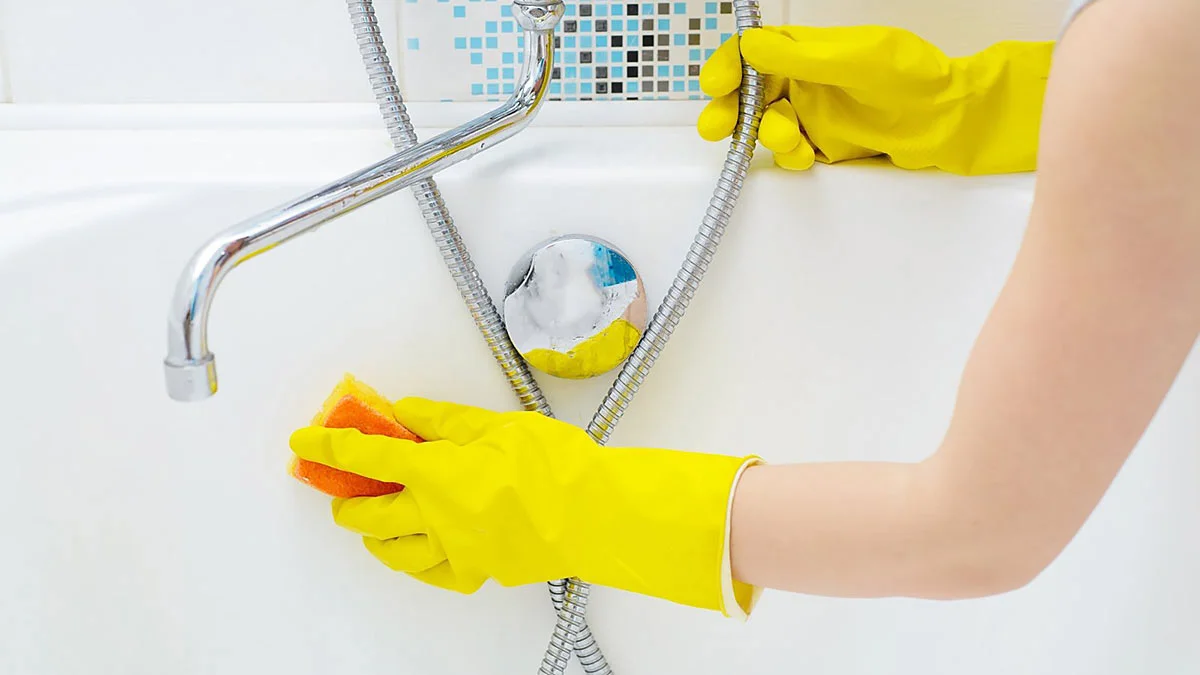 Eine saubere Badewanne ohne mühsames Schrubben. Geben Sie einfach das Reinigungsmittel hinein, und Kalkablagerungen und Flecken sind kein Albtraum mehr für Sie. Die Oberfläche der Badewanne wird so sauber sein, dass Sie Lust bekommen, darin zu baden.