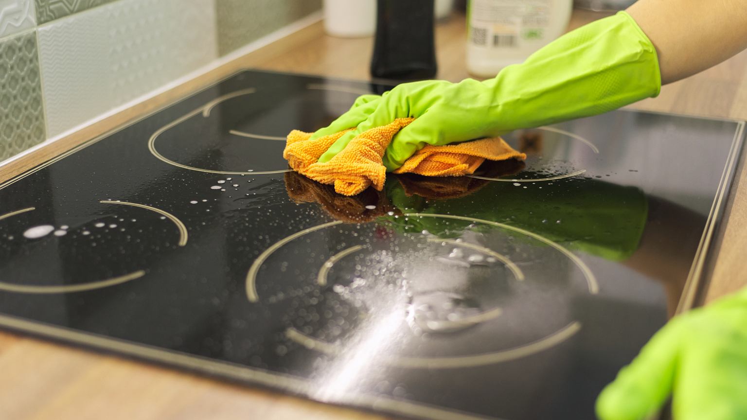 Zwei Teelöffel und ein paar Tropfen Wasser reichen aus, um ein Induktionskochfeld zu reinigen. Ein paar Wischbewegungen mit einem Tuch – und es sieht aus wie neu.