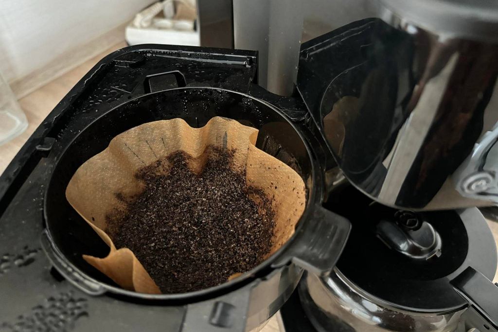 Anstatt den Kaffeesatz wegzuwerfen, lege ich ihn auf einen Schwamm. Ich benutze keine Metallbürste mehr.