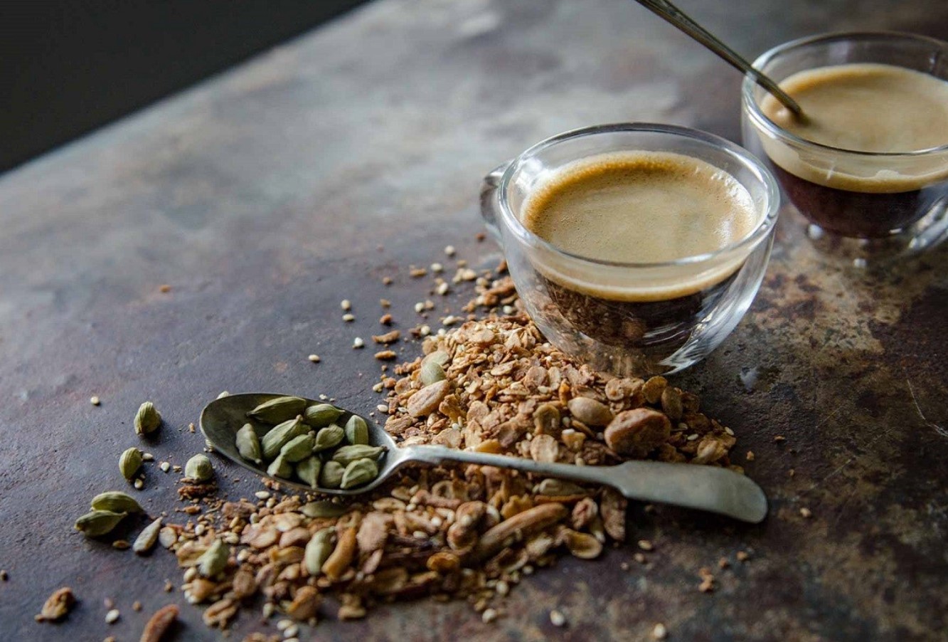 Fügen Sie es Ihrem Kaffee hinzu. Es wärmt angenehm und bringt den Stoffwechsel auf Hochtouren.